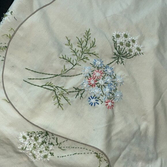 Hand Embroidered Scalloped Edge XL 57" X 100" Tablecloth Floral Pattern Linens - Picture 16 of 16